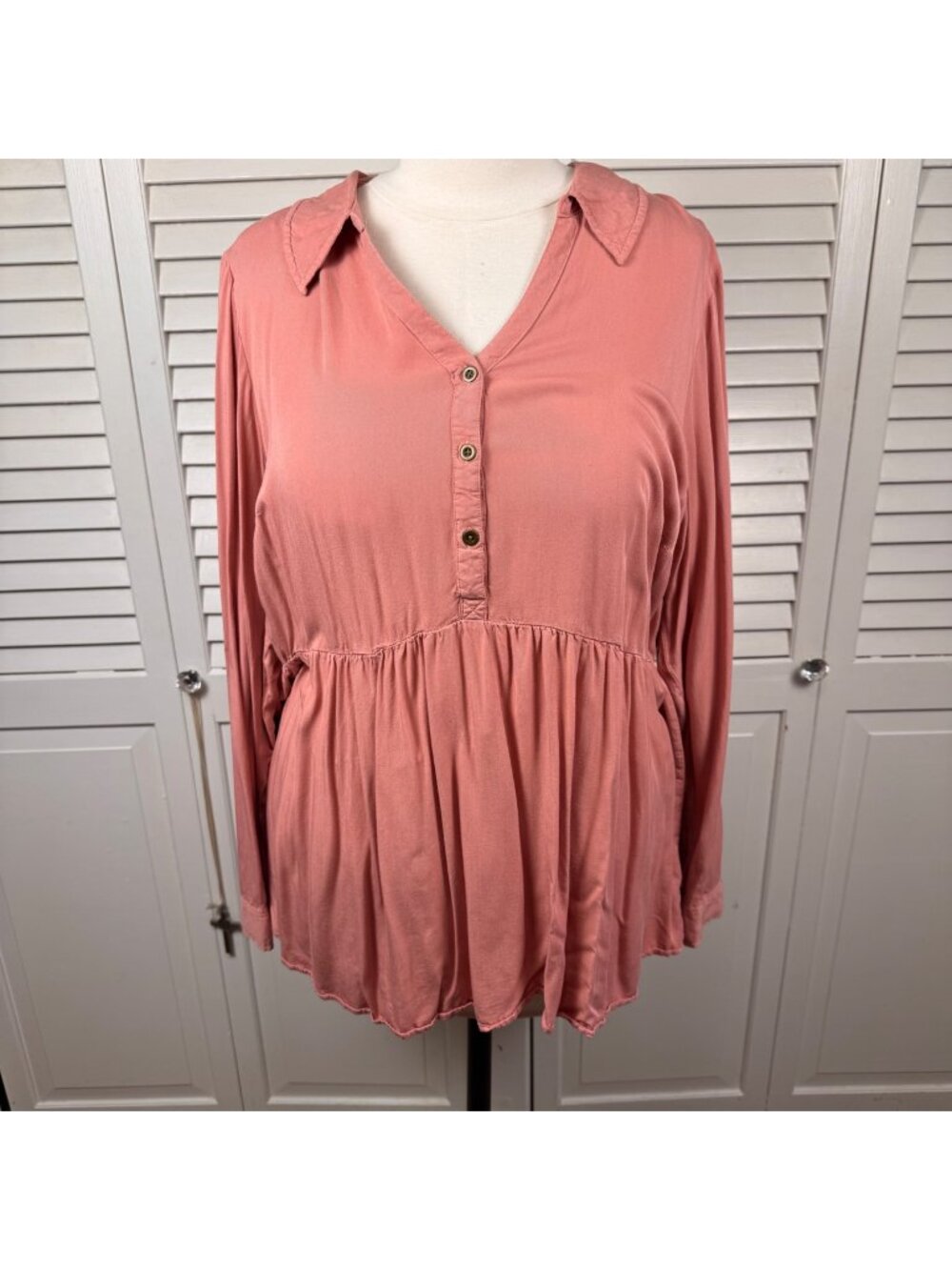 Torrid plus size 2 dusty rose peplum Babydoll popover blouse button chest